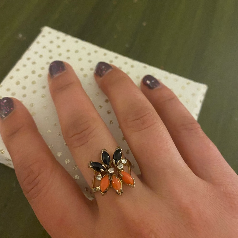 🧹 Vintage ring with peach and black stones and faux diamonds